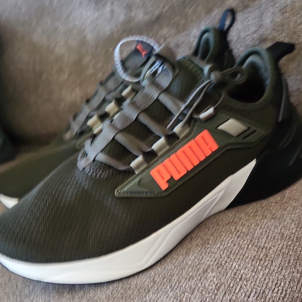 PUMA RETALIATE MEN'S ATHLETIC SHOES, SIZE 8.5 NWOT